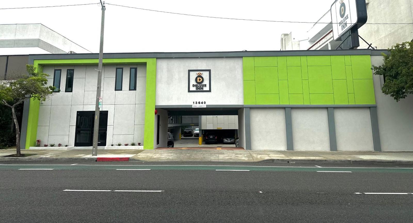 Front exterior of Deluxe Inn Hawthorne/LAX in Hawthorne, California