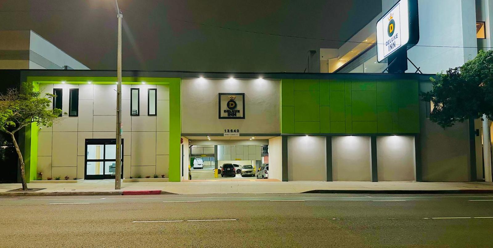 Deluxe Inn Hawthorne Exterior Night