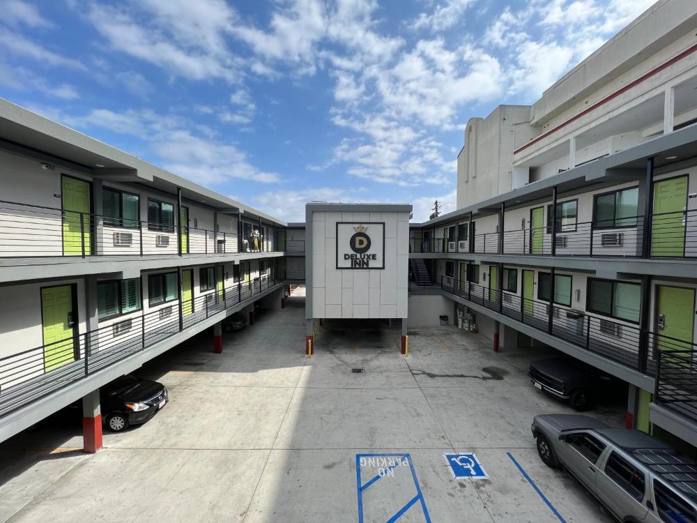 Deluxe Inn Hawthorne/LAX hotel entrance near Los Angeles International Airport in Hawthorne, California