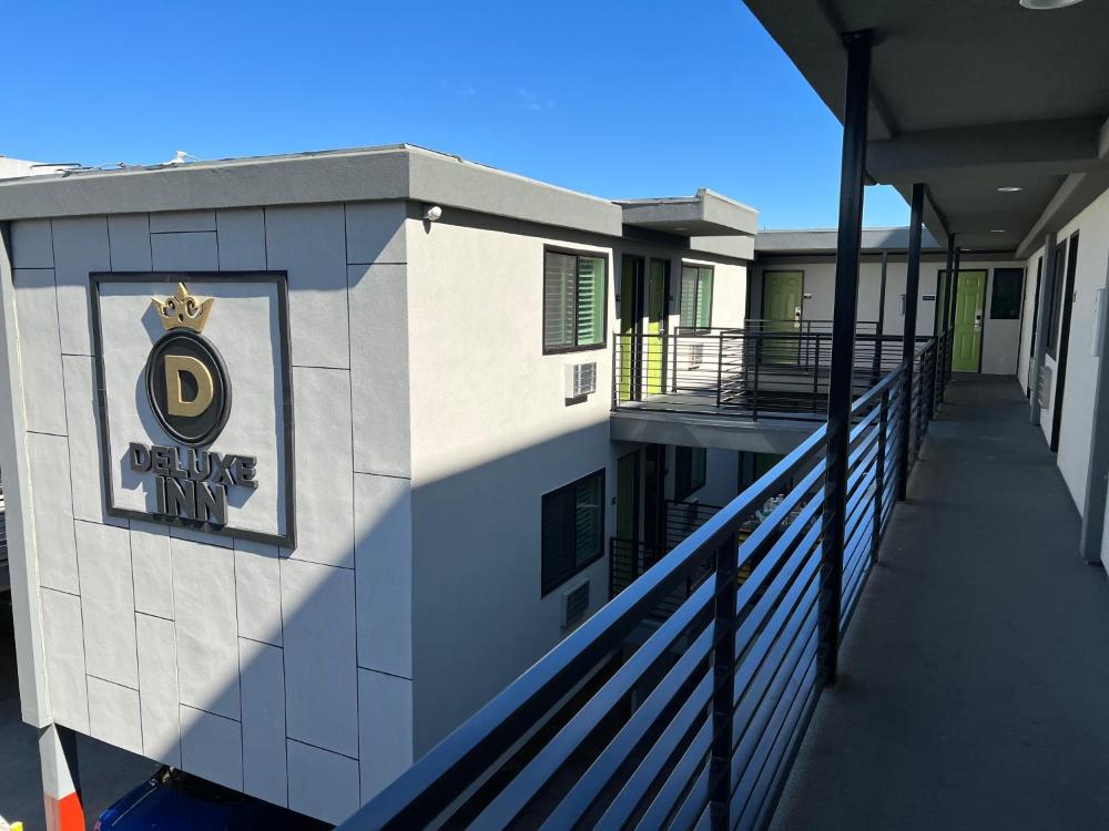 Exterior view of Deluxe Inn Hawthorne/LAX with guest parking in Hawthorne, CA