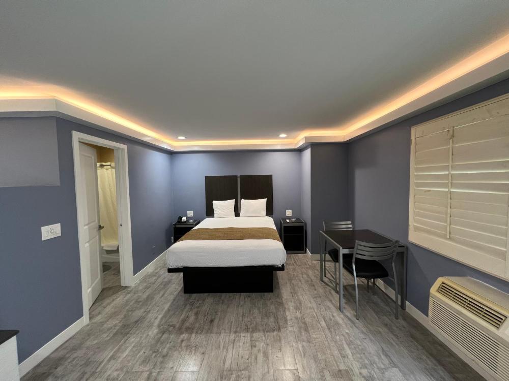 Queen guest room with ambient ceiling lighting at Deluxe Inn Hawthorne/ LAX, hotel near Los Angeles International Airport