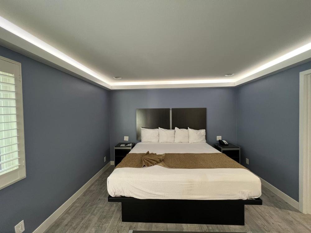 Family room with three queen beds for group stays at Deluxe Inn Hawthorne/ LAX budget hotel